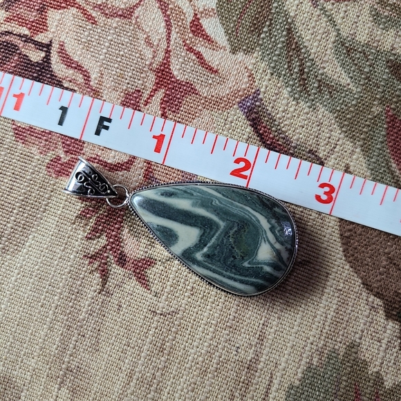 Green and white zebra jasper silver pendant - Picture 7 of 9